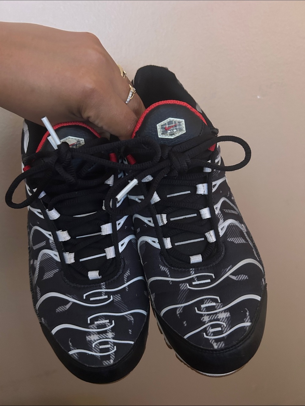 Nike Men's Black, White and Red Patterned Sneakers